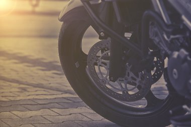 Motosiklet tekerlek üzerinde kapat