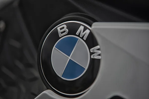 ヴロツワフ - 4 月 23 日: Bmw オートバイ モーター ショーで、2016 年 4 月 23 日ヴロツワフ ポーランドのサインオン. — ストック写真