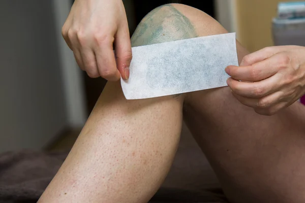 Amateur woman getting legs waxed for hair removal in home — Stock Photo, Image