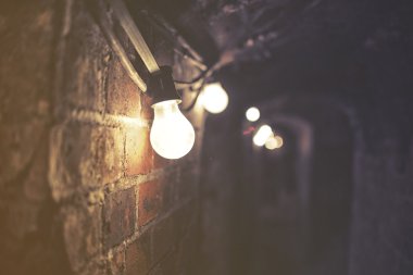 Enerji hatları, gürültü ile karanlık ürkütücü tünel