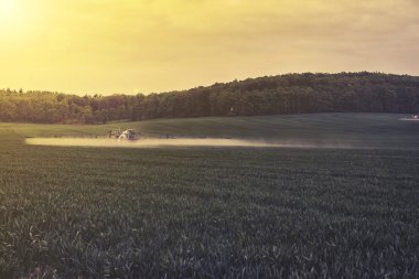 Bahar soya alana püskürtme traktör