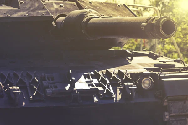Крупним планом на військовому броньованому танку — стокове фото