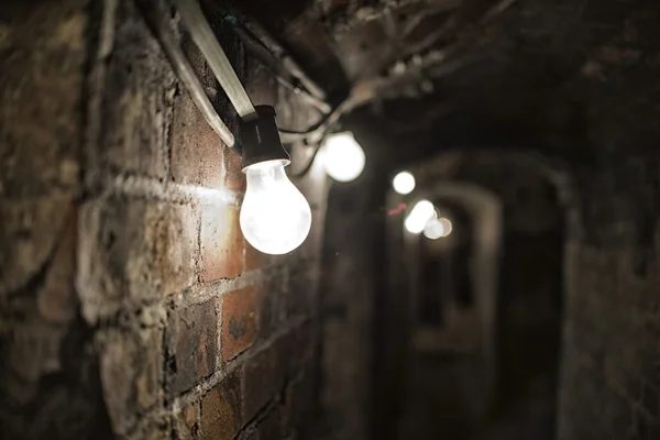 Túnel espeluznante oscuro con líneas eléctricas, ruido — Foto de Stock