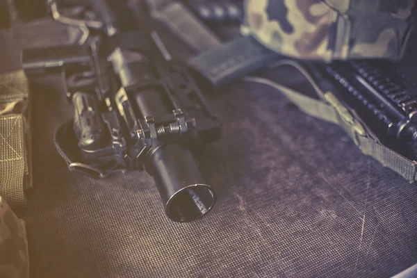 Equipo militar, primer plano en el rifle — Foto de Stock