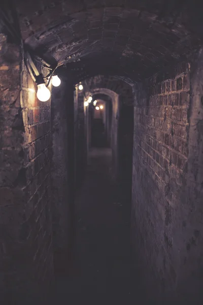 Mörk spooky tunnel med kraftledningar, buller — Stockfoto