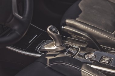 Wroclaw, Polonya, 28 Mayıs 2016: Mitsubishi Outlander vites kutusu Motoshow üzerinde üzerinde 28 Mayıs 2016 yılında Polonya'da yakın çekim