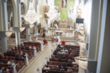 Gelin ve damat defocused bir düğün töreni sırasında Kilisesi