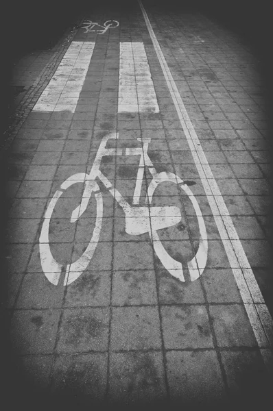 Rowerów pasa oznakowania na ulicy, czarno-białe — Zdjęcie stockowe