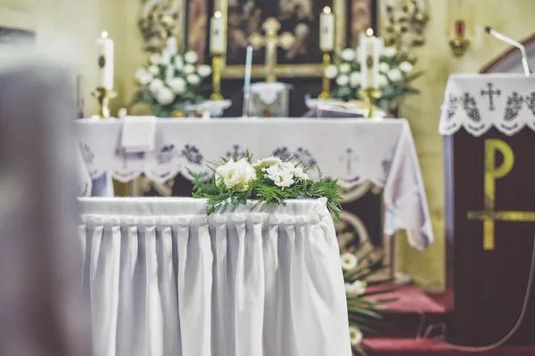 Schöne Blumenhochzeitsdekoration in einer Kirche — Stockfoto