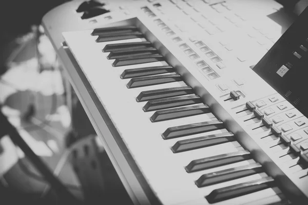 Деталь черно-белых клавиш на музыкальной клавиатуре — стоковое фото