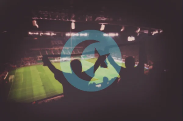 Спортивный стадион с болельщиками и смешанным флагом Туниса — стоковое фото