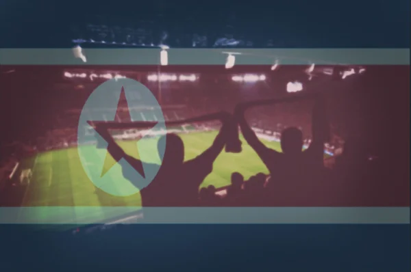 Спортивный стадион с болельщиками и смешиванием флага Северной Кореи — стоковое фото