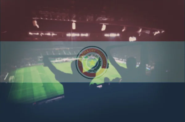 Sport stadion met fans en overvloeimodus vlag van Paraguay — Stockfoto