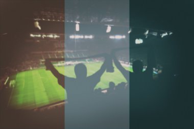 fanlar ve karıştırma Cote D'Ivore bayrağı ile Spor Stadyumu