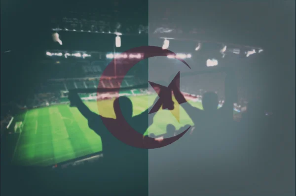 Спортивный стадион с болельщиками и смешанным флагом Алжира — стоковое фото