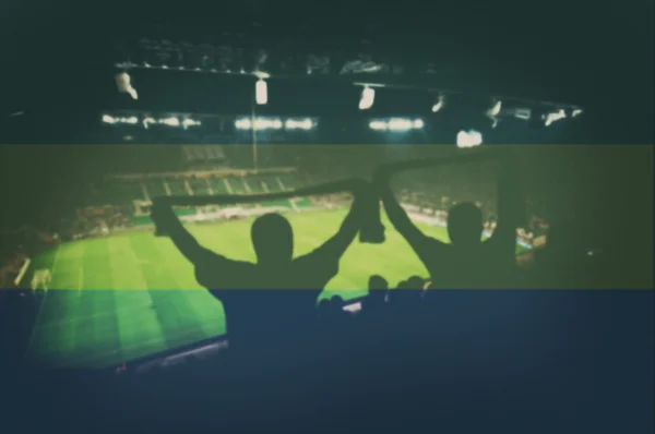 Estádio desportivo com fãs e misturando a bandeira do Gabão — Fotografia de Stock