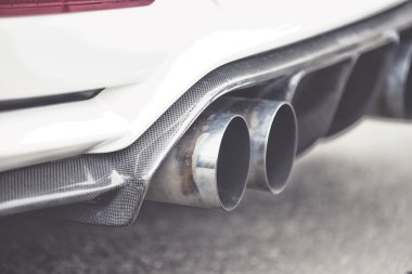 Modern bir spor araba çift egzoz boruları