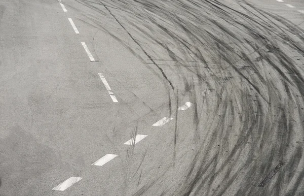 Marcas de desgaste dos pneus na estrada de asfalto — Fotografia de Stock