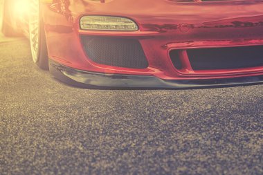 sokakta araba yarışı yakın çekim