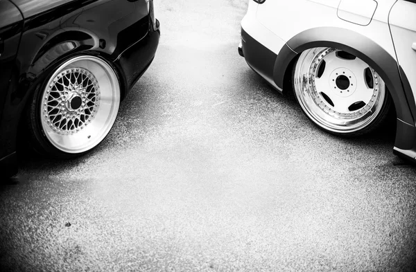 Background of tuning cars on street, black and white effect — Stock Photo, Image