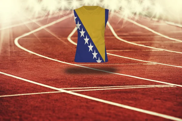 Çizgileri ve Bosna ve Hersek bayrağı gömlek Kırmızı koşu parkuru — Stok fotoğraf