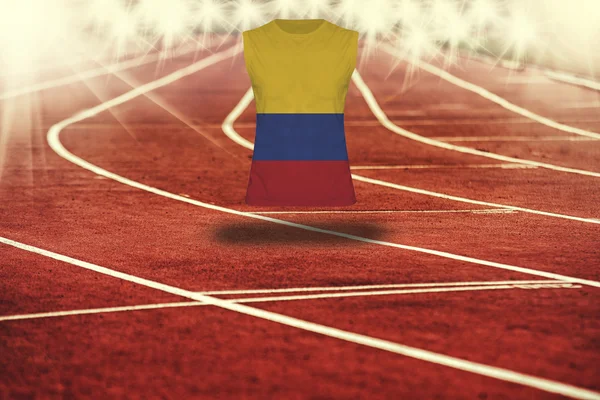 Pista de atletismo roja con líneas y bandera de Colombia en camisa — Foto de Stock