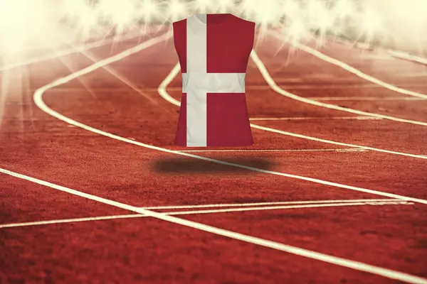 Çizgileri ve Danimarka bayrağı gömlek Kırmızı koşu parkuru — Stok fotoğraf