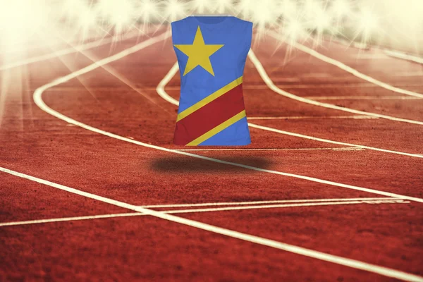 Pista de atletismo roja con líneas y bandera de República Democrática del Congo en camisa — Foto de Stock