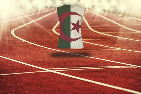 Rode atletiekbaan met lijnen en Algerije vlag op shirt — Stockfoto