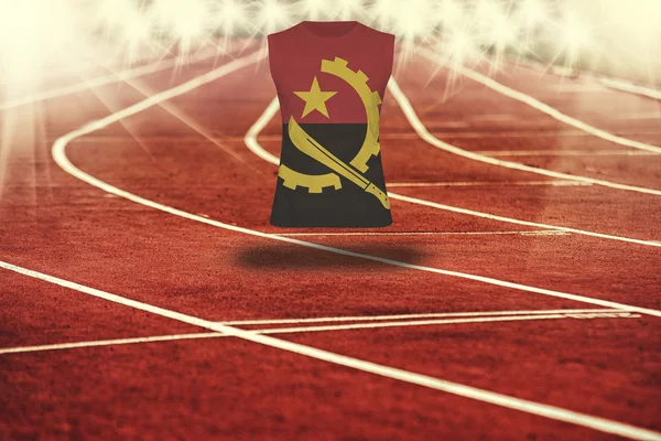 Çizgileri ve Angola bayrağı gömlek Kırmızı koşu parkuru — Stok fotoğraf