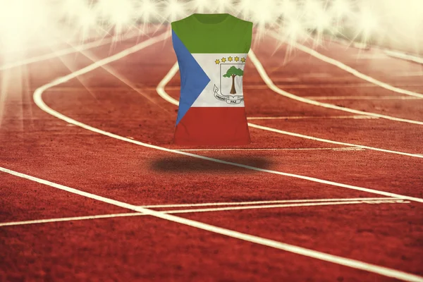 Piste de course rouge avec lignes et drapeau de Guinée équatoriale sur chemise — Photo