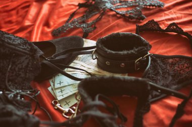 kavram seks turizm veya bdsm egemenlik ve erotik gadget'lar ve para ile teslim