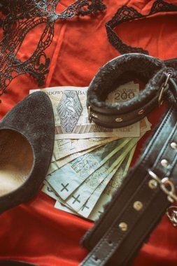 kavram seks turizm veya bdsm egemenlik ve erotik gadget'lar ve para ile teslim