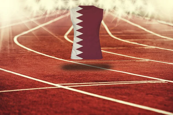 Pista de corrida vermelha com linhas e bandeira do Qatar na camisa — Fotografia de Stock