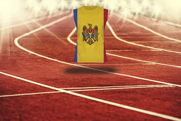 Pista de atletismo roja con líneas y bandera de la República de Moldova en camisa —  Fotos de Stock