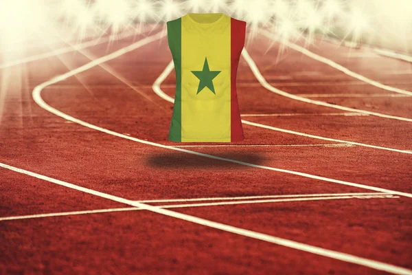 Pista de corrida vermelha com linhas e bandeira do Senegal na camisa — Fotografia de Stock