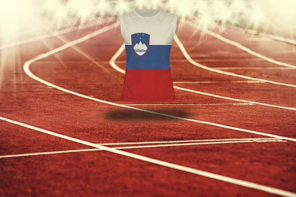Pista de corrida vermelha com linhas e bandeira da Eslovénia na camisa — Fotografia de Stock