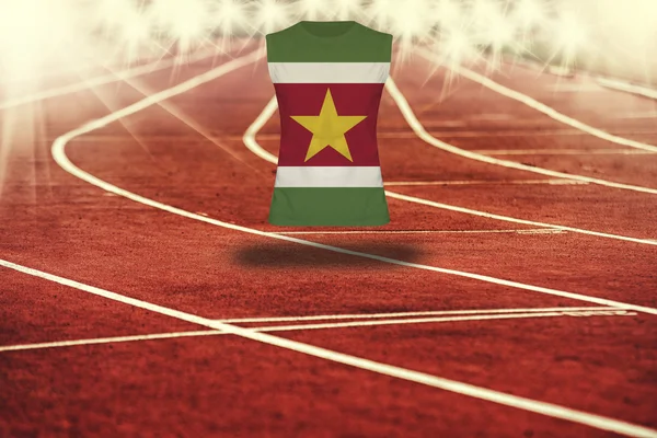 Piste de course rouge avec lignes et drapeau du Suriname sur chemise — Photo