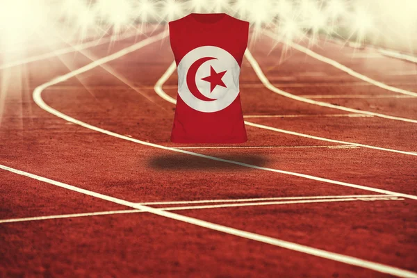 Piste de course rouge avec lignes et drapeau tunisien sur chemise — Photo