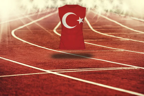 Rode atletiekbaan met lijnen en Turkije vlag op shirt — Stockfoto