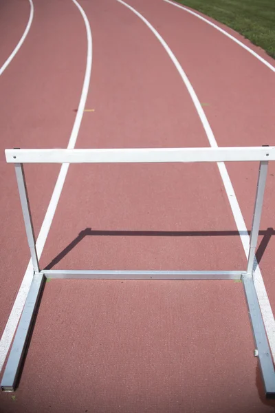 Kırmızı yarış pisti ve engel atletik çizgiler — Stok fotoğraf