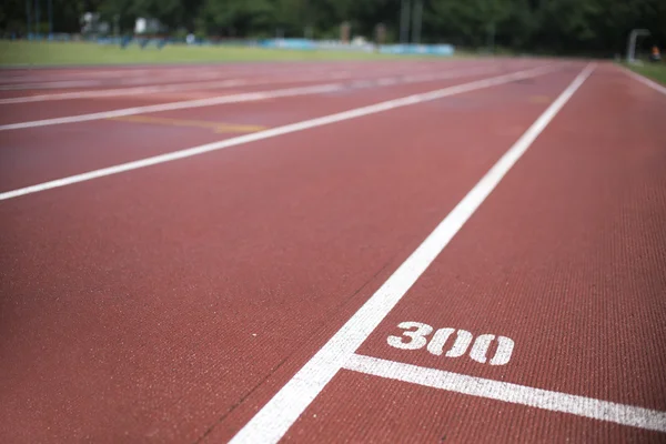 Çalıştıran atletik parça kötü hava ıslak, kırmızı — Stok fotoğraf