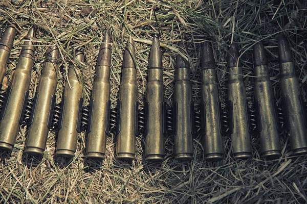 Боеприпасы к пулемётам на траве, HDR — стоковое фото