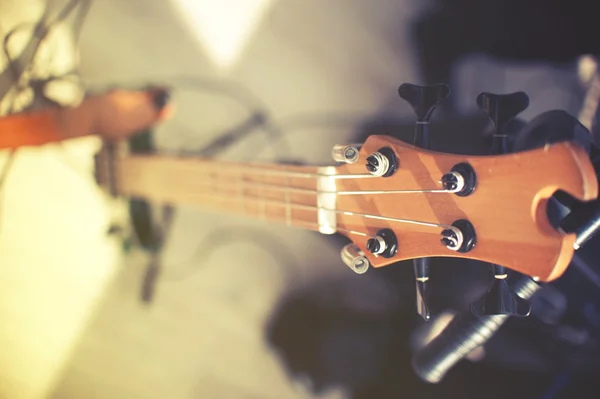 Primer plano de guitarra bajo eléctrico. efecto vintage — Foto de Stock