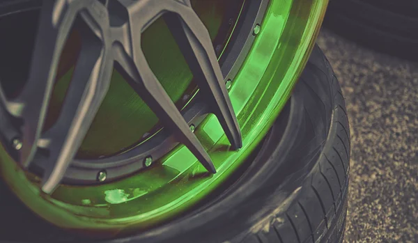 Dettaglio primo piano della ruota di alluminio verde dell'automobile — Foto Stock
