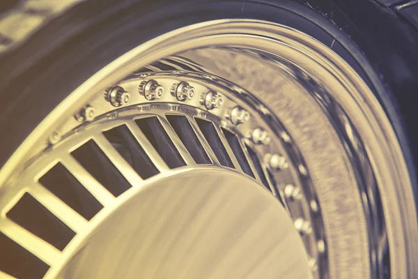 Close-up van aluminium velg van luxe auto wiel, vintage effect — Stockfoto