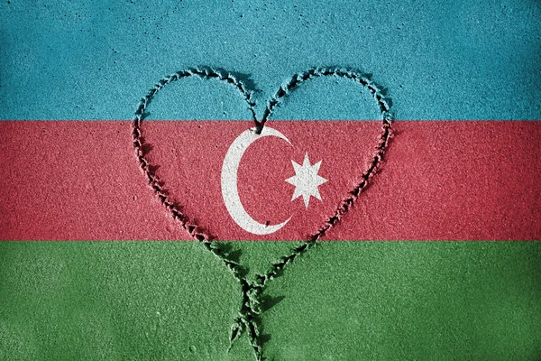 Herzform Zeichnung auf Sand mit Blending Azerbaijan Flagge — Stockfoto