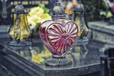 Kırmızı mum mezar taşıma tüm azizler günü, hdr etkisi yaktı.