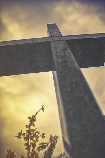 Cruz de pedra contra o céu nublado dramático, efeito vintage — Fotografia de Stock