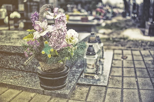 Flovers on tombstone in all saints day, vintage effect — Stock Photo, Image